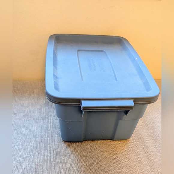 Rubbermaid Roughneck Blue Storage Container - Picture 1 of 3